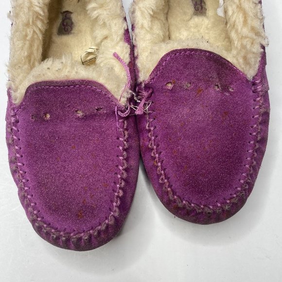 UGG moccasins, little girl's size 2, in fuchsia with shearling lining. - Picture 5 of 8